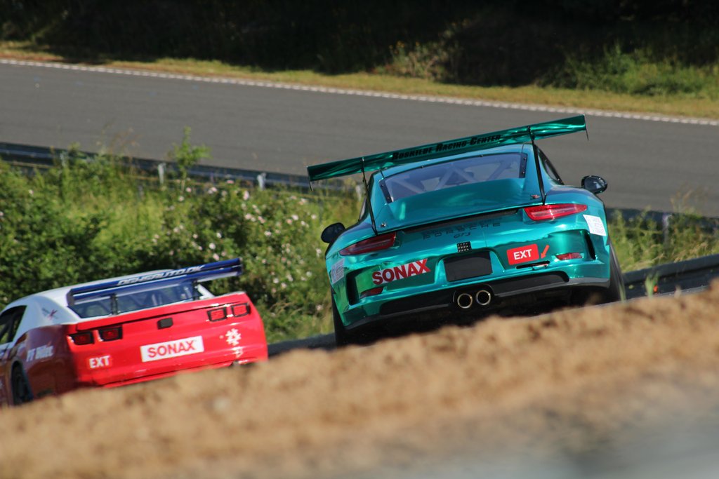 Johnny Cross Pedersen i den grønne Porsche var en anden kører der var uheldig at måtte pakke tidligt sammen. Der var ellers lagt op til nogle gode dueller med bl.a. Christian Schandorff i den forankørende Camaro.
(Foto: JJ Media)